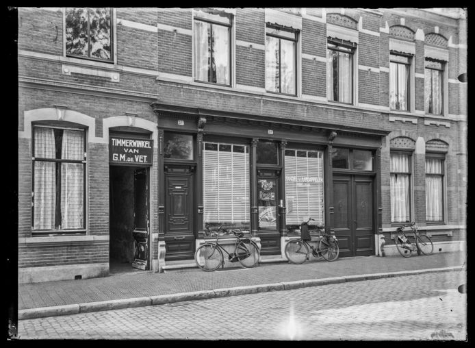 De winkel en het woonhuis van Willem en Anna. De foto dateert hoogstwaarschijnlijk uit 1929, het jaar van de moord, of 1930.