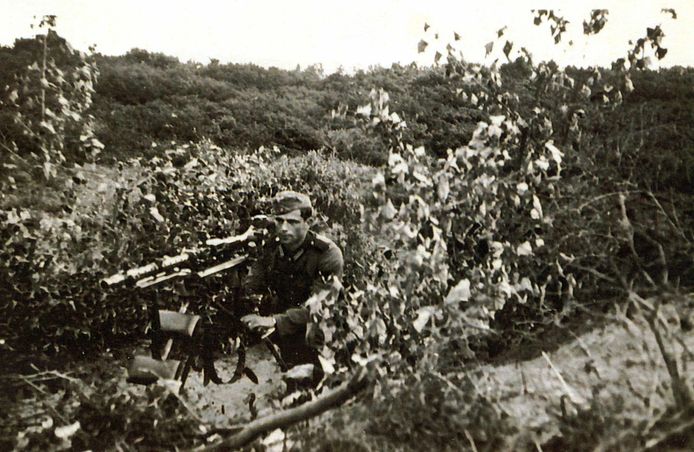 Een Duitse soldaat op wacht in de duinen van Oostvoorne.