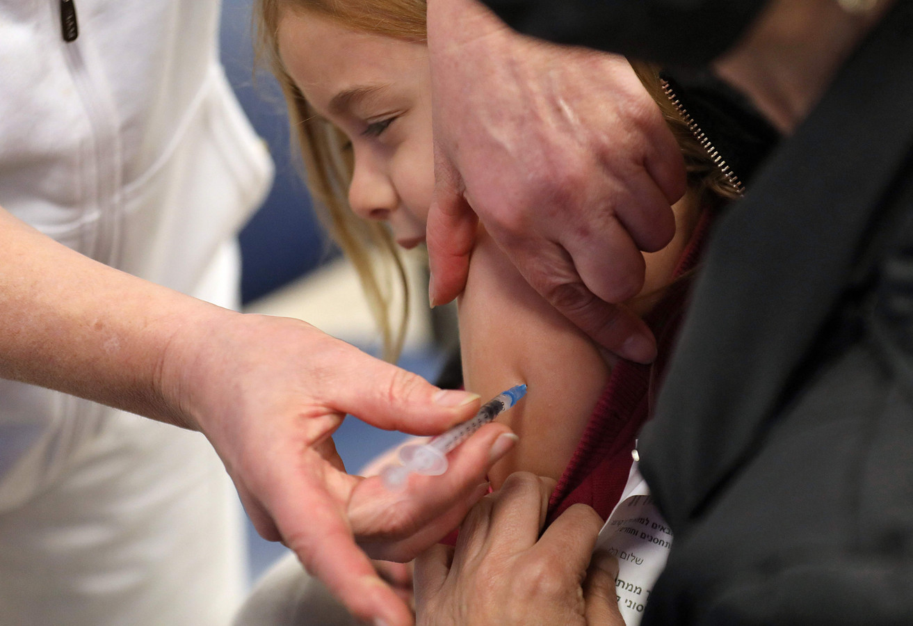 Een Israëlische meisje krijgt een dosis van het Pfizer-vaccin toegediend.
