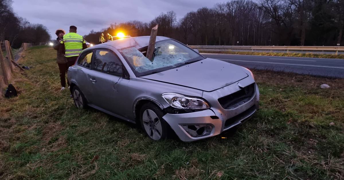 Vliegende houten paal boort zich door voorruit in auto: bizar ongeval in de Achterhoek.