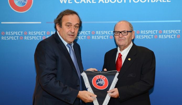 Victor Santos (rechts) aan de zijde van Michel Platini.