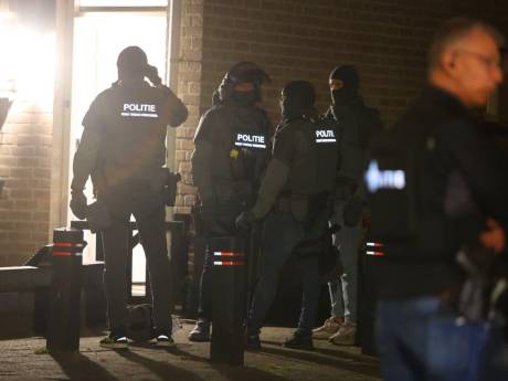 Mogelijk vuurwapens en grote som geld gevonden bij inval in Den Bosch, man verdacht van huiselijk geweld
