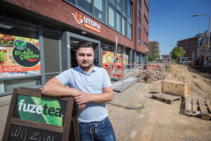 'Wij zijn geopend, maar de straat is dicht'. Op 1 februari kregen Mustafa en zijn vennoot Rifat (op de foto) de sleutel van het pand aan de Lange Nieuwstraat, vorig week werd die weer ingeleverd.