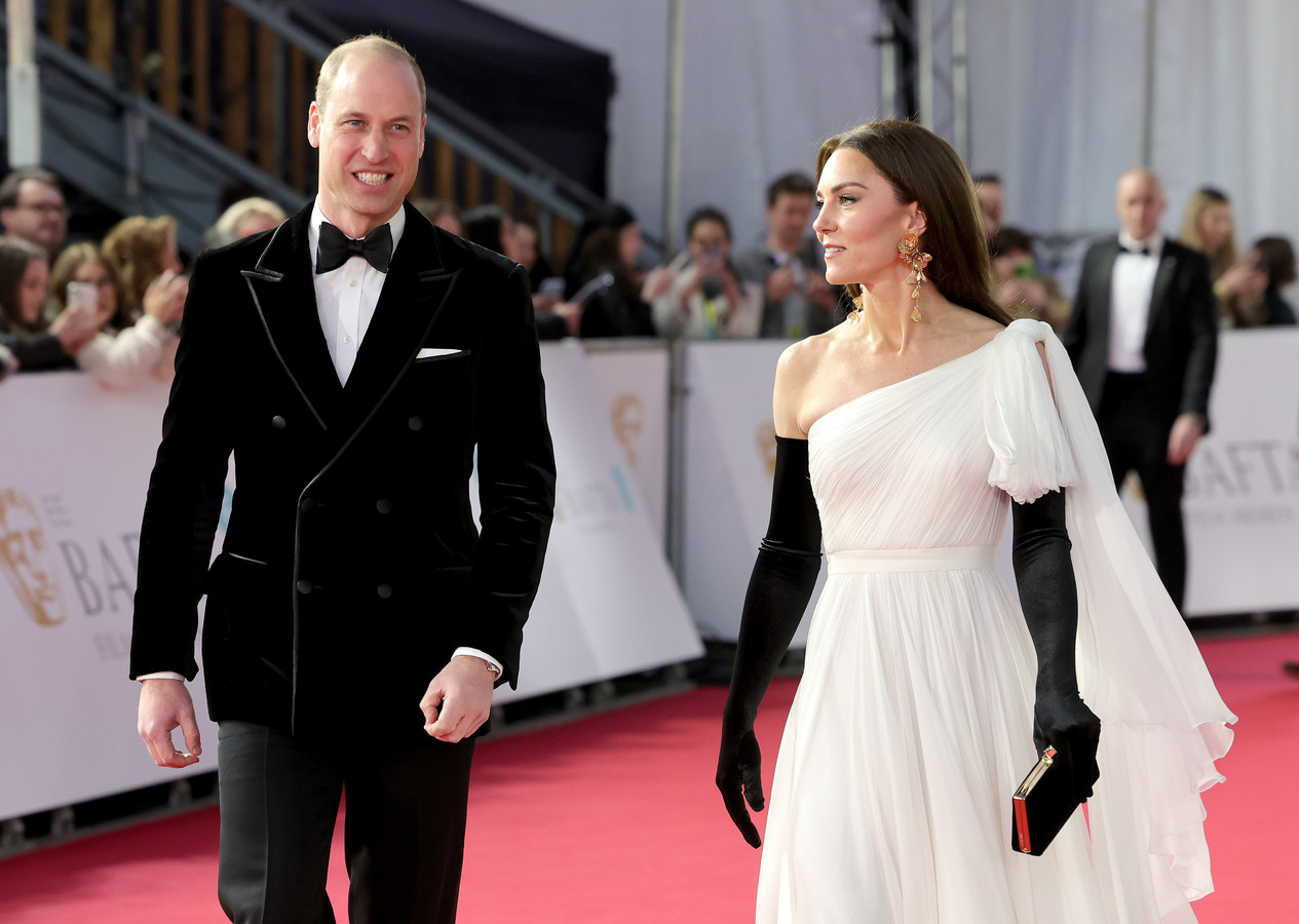 Épaule dénudée et gants noirs: Kate Middleton illumine le tapis rouge ...