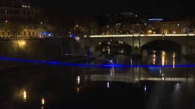 Koorddanser steekt als eerste rivier Tiber over
