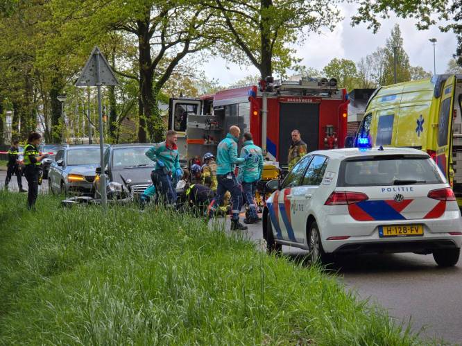 Slachtoffer vast onder auto na ongeluk in Enschede, traumaheli opgeroepen