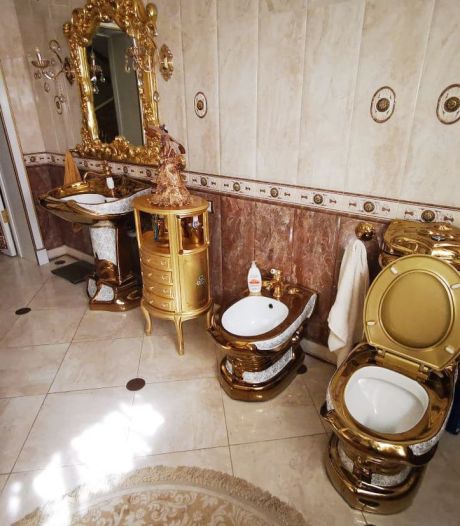Russen smullen van gouden toiletpot van corrupte ambtenaar