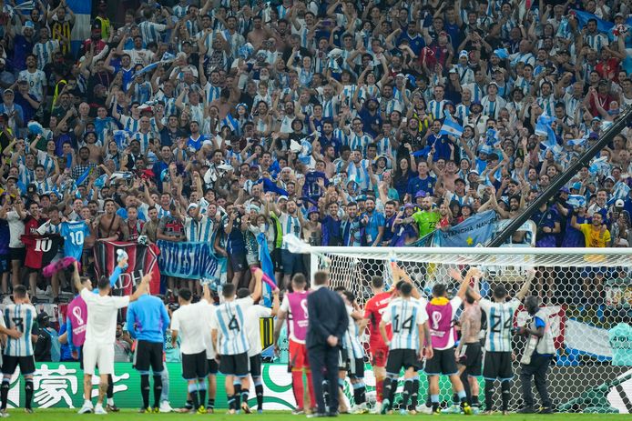 The Argentina team celebrates with the public the achievement of the quarterfinals of the World Cup in Qatar.