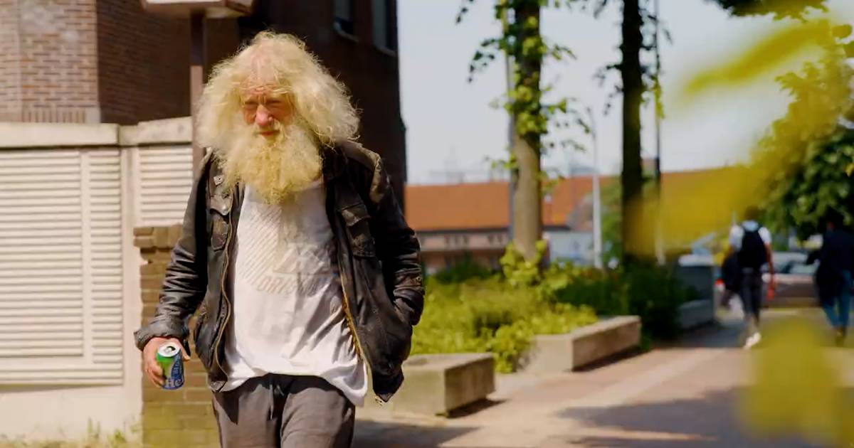 Ook dakloze Bertus hoort thuis op ‘de rode loper’ van Deventer: ‘Maar ...
