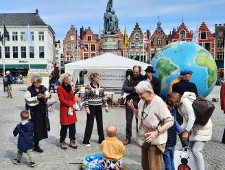 Grootouders voor het Klimaat timmeren stemhokje in elkaar en bevragen voorbijgangers op Brugse Markt