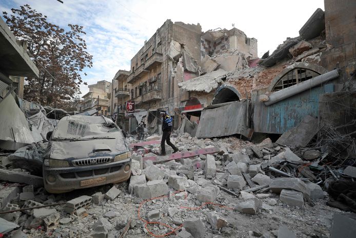 Door luchtaanvallen en artilleriebeschietingen raakten verschillende gebouwen vernield, zoals hier in Ariha.