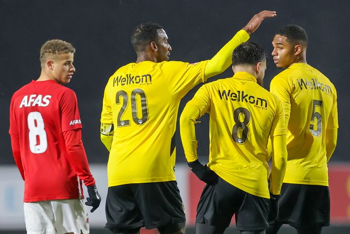 Malone (nr. 20) feliciteert Maria, El Allouchi staat ertussen.