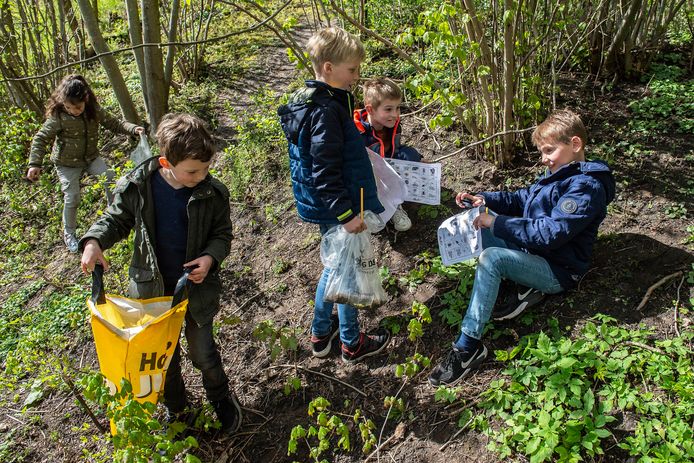 Buitenlesdag voor leerlingen van basisschool Sinte Maerte waarbij ze zelf spullen uit de natuur moeten verzamelen.