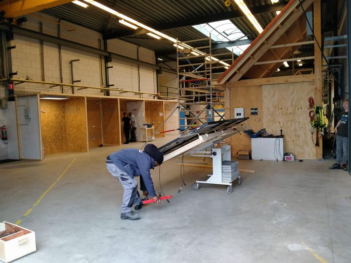 Werk in Zicht maakt momenteel gebruik van een werkplaats in Rotterdam-Zuid, waar 12 beroepen zijn uitgestald. Een zelfde hal wordt gebouwd op het Dordtse Leerpark.