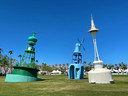 De drie beelden - twallf meter hoog - van Kiki van Eijk midden op het terrein van het Coachellafestival.