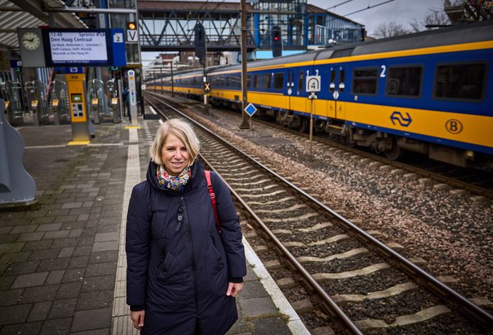 Bertina Greven is elke werkdag op station Rotterdam Zuid te vinden: ,,Het is hier oud en vies.’’