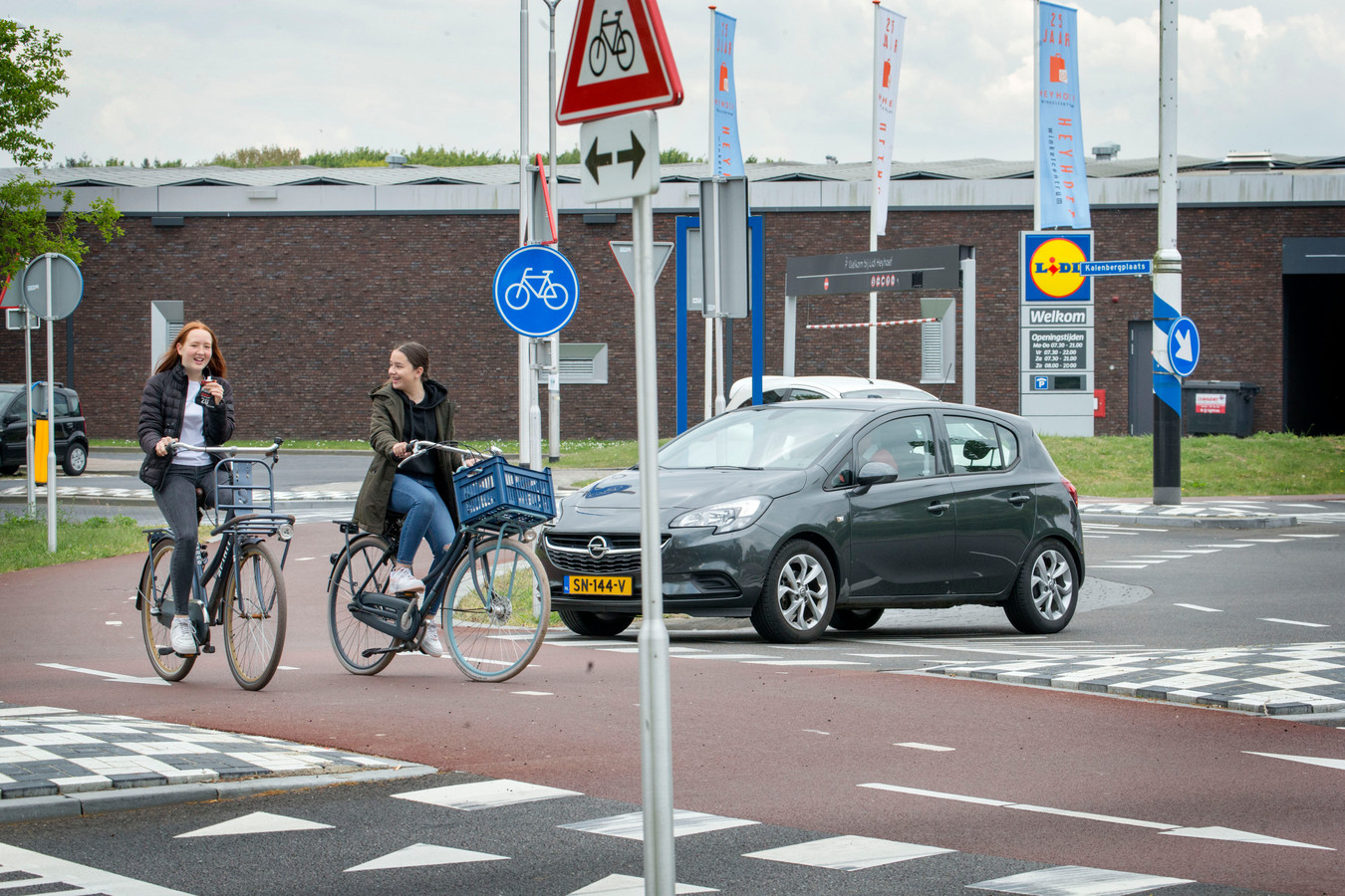 Het blijkt lastig wennen aan de ‘fietsershebbenvoorrangrotondes’ in de Reeshof Foto ed.nl