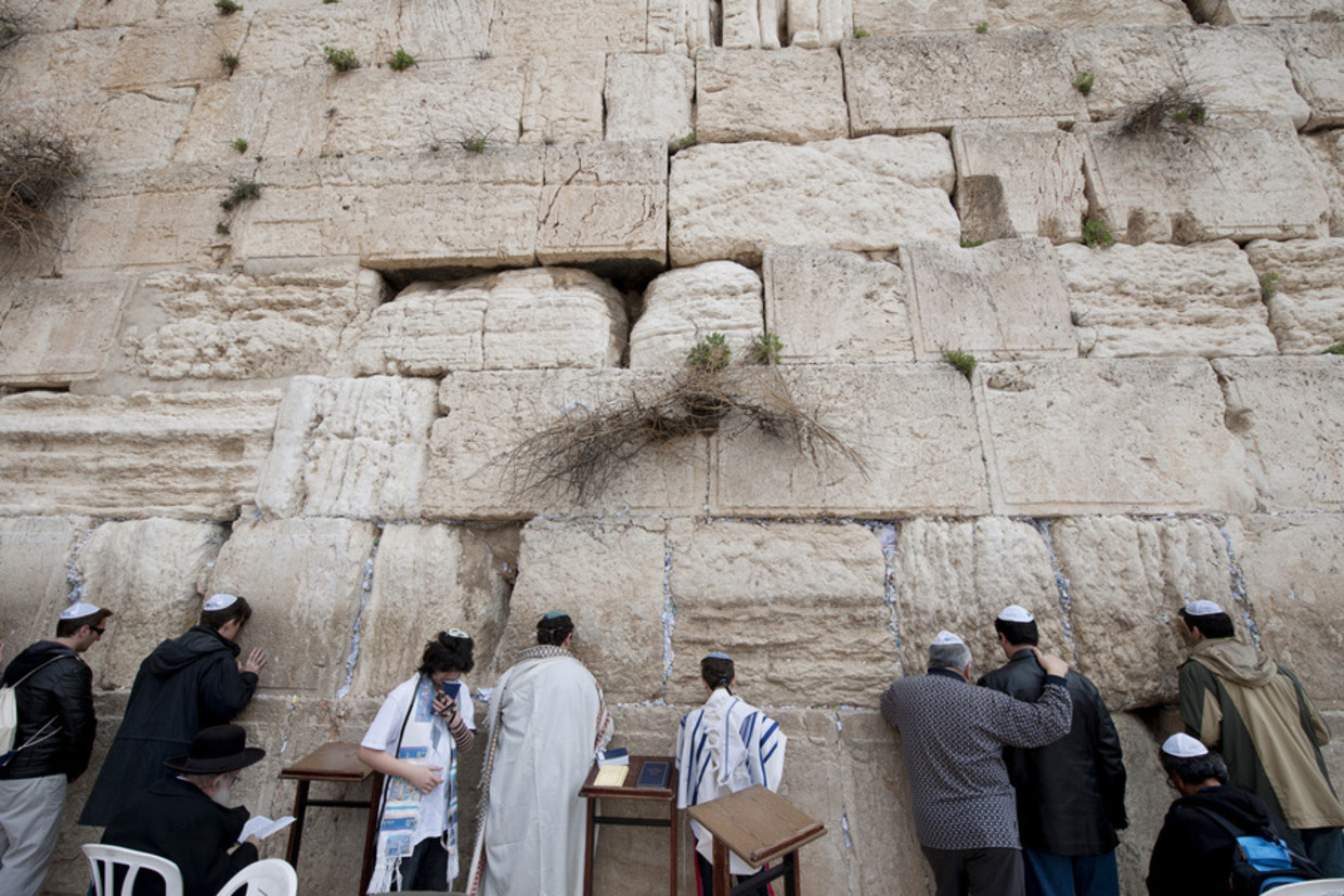 Gelovigen bezoeken de klaagmuur van de Joodse Tempel die op de Tempelberg in de oude stad Jeruzalem is gebouwd. Beeld anp