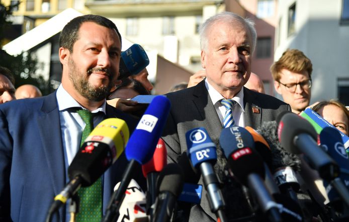 De Italiaanse minister van Binnenlandse Zaken Matteo Salvini (L) en de Duitse minister van Binnenlandse Zaken Horst Seehofer (R).