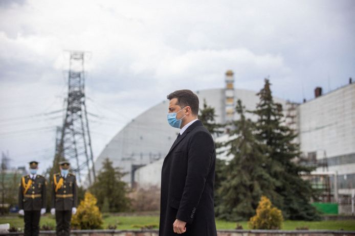 Oekraïens president Volodymyr Zelenskiy aan de verlaten kerncentrale.