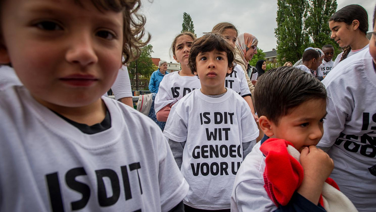 Leerlingen van een Amsterdamse basisschool probeerden vorig jaar meer blanke kinderen te werven voor hun basisschool. Op hun t-shirt staat: 