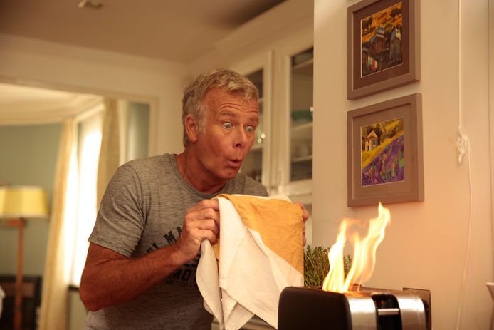 Le père de famille dans "Dix jours sans maman" est incapable de se faire griller des tartines sans mettre le feu à la maison.