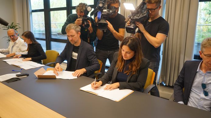 Schepen van leefmilieu Steven Vervaet (Groen) en minister Zuhal Demir (N-VA) ondertekenden vrijdag onder het oog van de camera's het Saneringsverbond.