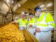 Premier De Croo en Jasper Pillen bezoeken Pepsico Veurne en krijgen er uitleg van werknemer Jan Seys die werkzaam is in de afdeling waar de chips Doritos worden geproduceerd