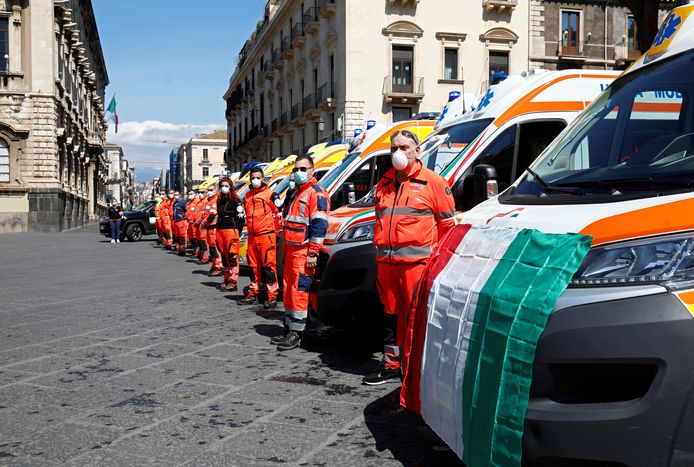 Hulpverleners in Catania houden een minuut stilte.