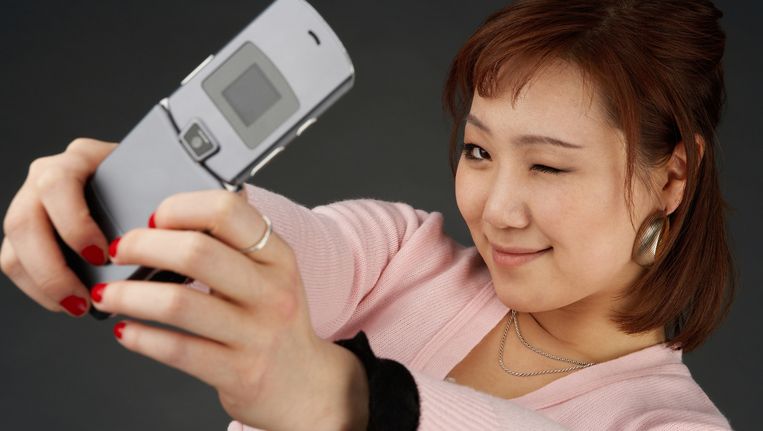 Initiatief Laat je zien salon Japanners kopen minder smartphones en meer ouderwetse flip-phones