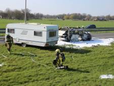Busje brandt volledig uit op snelweg A50 bij Apeldoorn, caravan net op tijd losgekoppeld