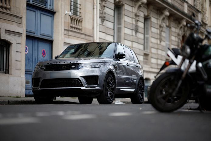 Een SUV in de straten van Parijs, waar het vanaf september een pak duurder wordt voor grote wagens om te parkeren. Ook in het Duitse Koblenz zullen bestuurders van SUV’s binnenkort meer moeten betalen om hun wagen te parkeren.