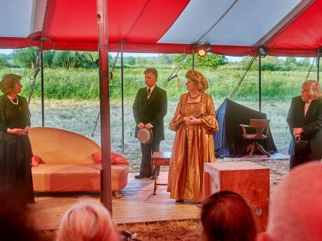 De vele gezichten van domineesdochter Elselina, met de Maas als achtergrond