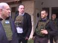 Arrivé ce lundi, Elon Musk (c) a d’abord visité le kibboutz de Kfar Azza en compagnie du Premier ministre israélien Benjamin Netanyahu (g).