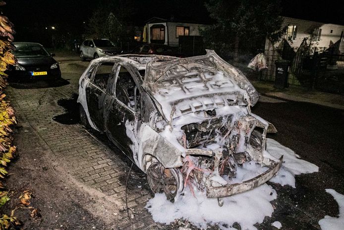 Van de in brand gestoken auto is weinig over.