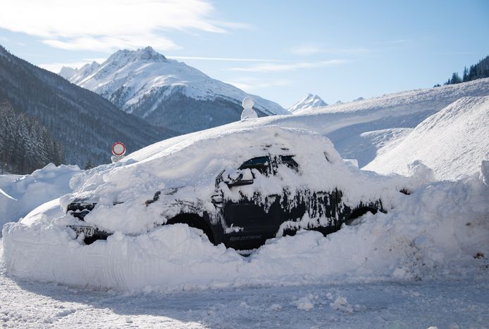 Een auto onder een dikke laag sneeuw in Ischgl (Oostenrijk)