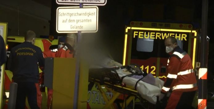 Het vijfde slachtoffer, een vrouw, wordt zwaargewond afgevoerd uit het Thusnelda-von-Saldern-Haus in Potsdam bij Berlijn.