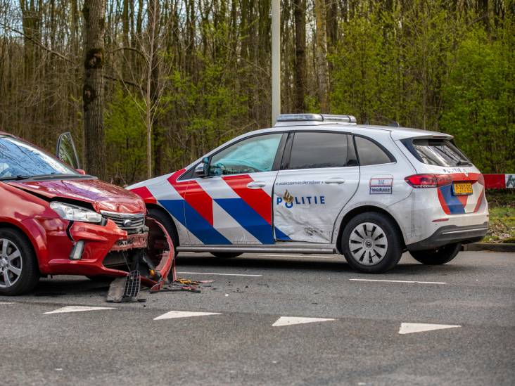 Politieauto botst in Roosendaal, geen gewonden