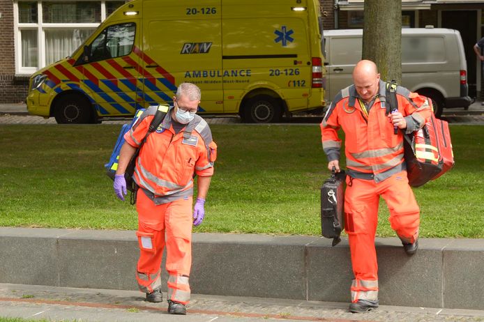 Hulpdiensten bij het huis in Breda, waar de bouwvakker gewond is geraakt.