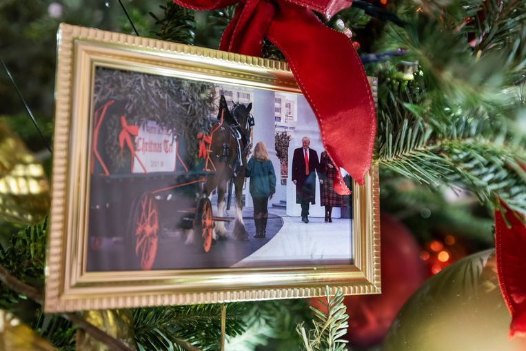 Een foto van Trump en zijn vrouw Melania hangt in een gouden lijstje aan de kerstboom, samen met foto’s van andere presidenten. Beeld EPA