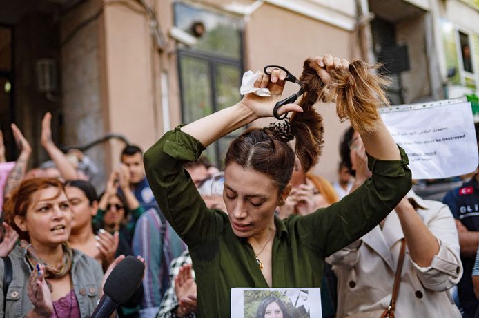 Vrouwen overal ter wereld knipten hun haar af, als steun voor Iran.