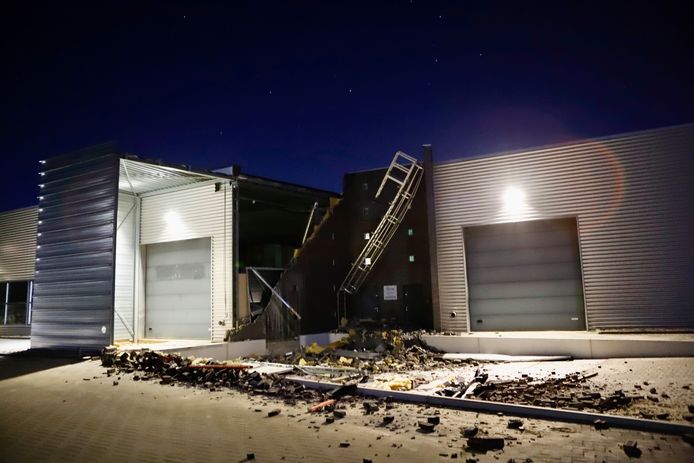 Een achtergevel van een bedrijfspand in Cuijk raakte beschadigd door de storm.