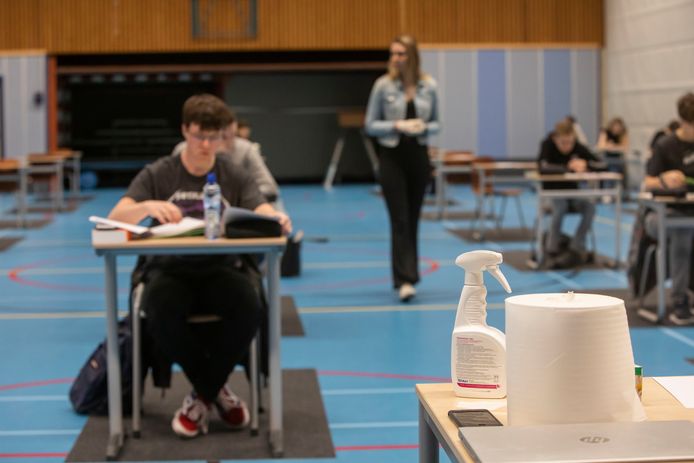 Witte Jas Moet Ouders En Leraren Overtuigen Dat Scholen Weer Open Kunnen Binnenland Ad Nl