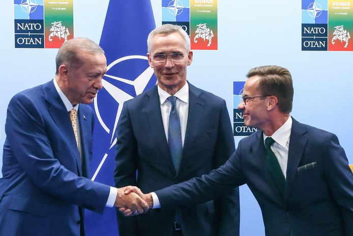 De Turkse president Recep Tayyip Erdogan (links) met NAVO-chef Jens Stoltenberg (midden) en de Zweedse premier Ulf Kristersson (rechts).