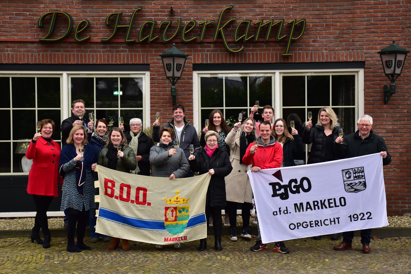 De jubileumcommissie van PJGO Markelo. De jongerenvereniging bestaat 100 jaar.