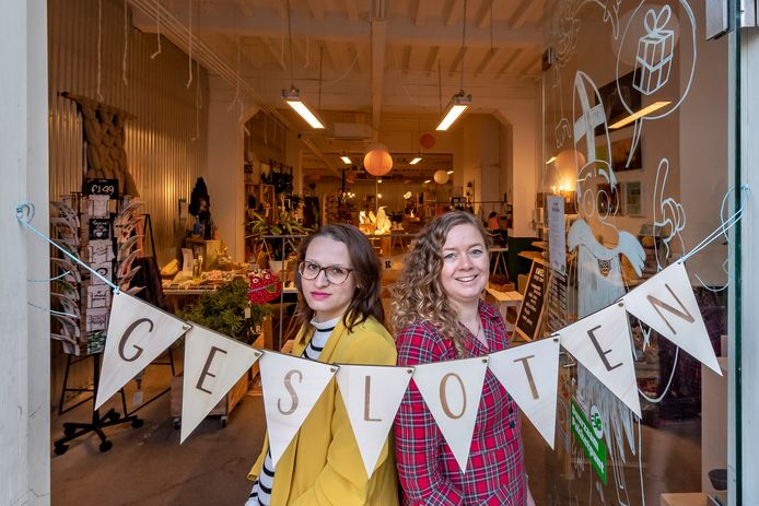 De winkel Kweek sluit binnenkort de deuren.  Joyce Nieuwenhuijse (rechts) en Loreen Swaab in de winkel.