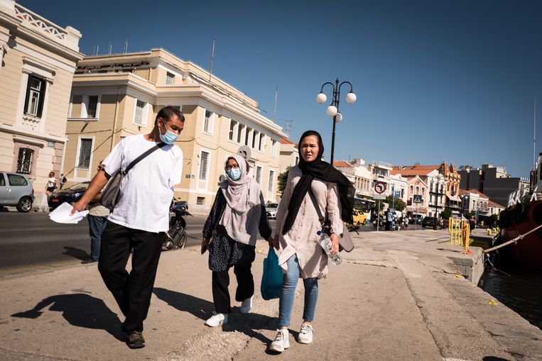 Migranten zoeken hun weg in de straten van Mitilini op Lesbos. Beeld Nicola Zolin