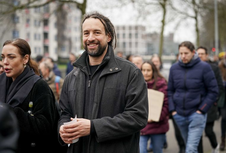 Viruswaarheid-voorman Willem Engel samen met demonstranten onderweg van het Oosterpark naar het Museumplein tijdens een actie van Nederland in Verzet. Het Openbaar Ministerie start een onderzoek naar Engel. Beeld ANP