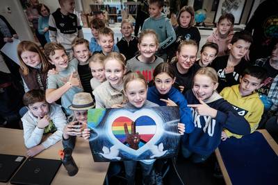 Pleun (11) wint prijs met haar vredesposter mét omgekeerde vlag: ‘Een foutje, maar eigenlijk best le