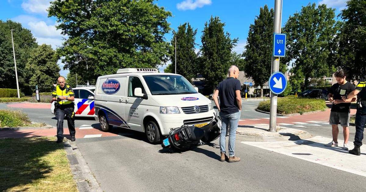 Scooterrijder gewond na botsing met bedrijfsbusje in Nijverdal.